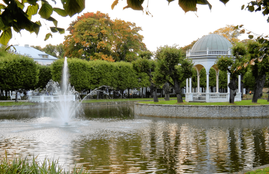 Лебединое озеро в парке Кардиорг